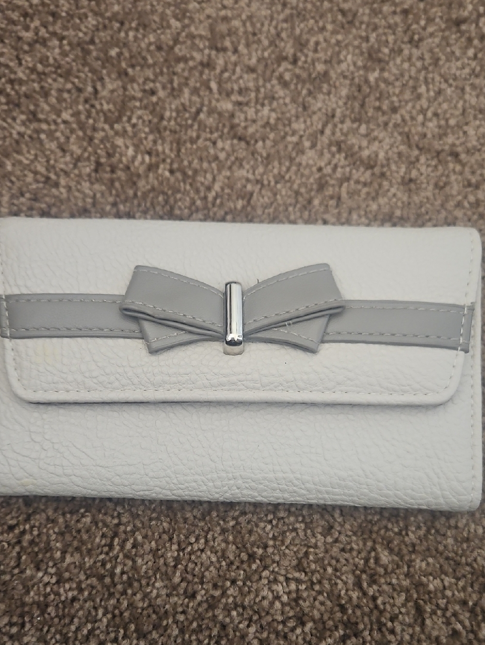 Jessica Simpson White Wallet with Light Gray Bow Accent